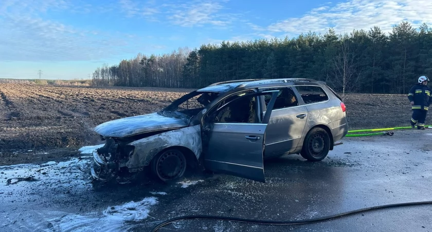 Pożar samochodu w Nowym Cydzynie. Auto spłonęło doszczętnie