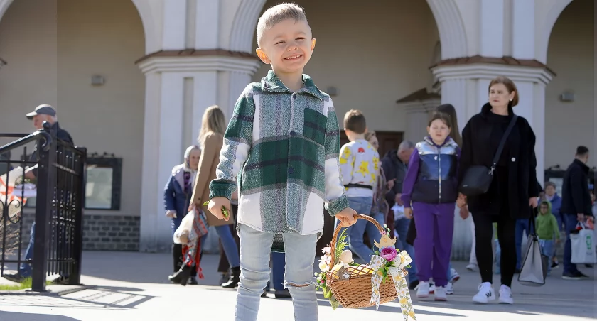 Święcenie pokarmów w parafii pw. Krzyża Świętego w Łomży [FOTO]