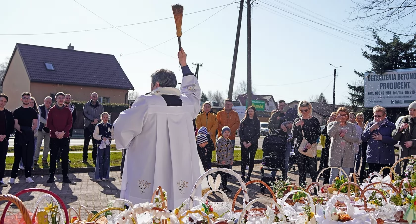 Barwne koszyczki i serdeczne życzenia: Jak w Konarzycach święcą pokarmy w Wielką Sobotę [FOTO]
