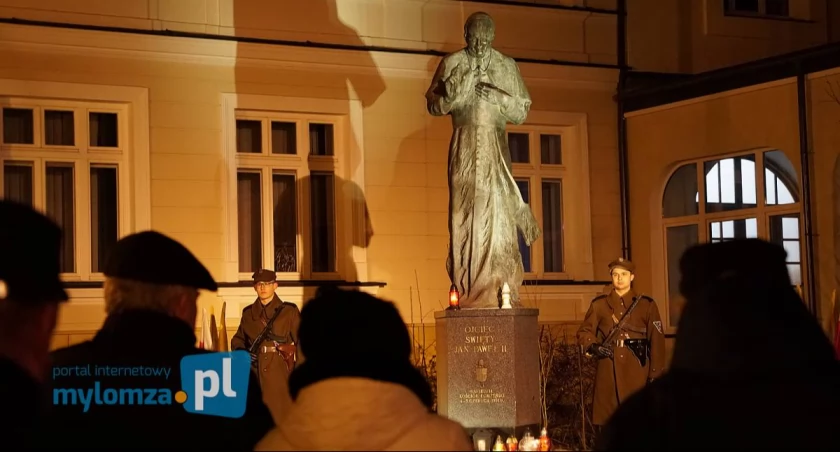 Duch Jana Pawła II wciąż żywy w Łomży: Uroczystości rocznicowe przed pomnikiem Papieża