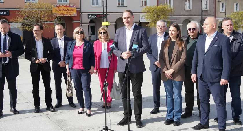 Powyborcze podziękowania i gratulacje na Starym Rynku.  Domasiewicz i radni Przyjaznej Łomży obiecują kontynuację pracy na rzecz miasta [FOTO]