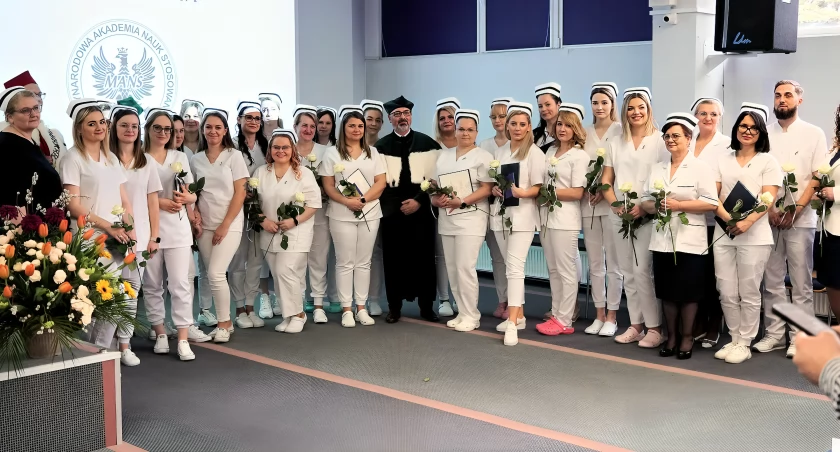 Bez pielęgniarek nie ma szpitala i służby zdrowia. Uroczystość czepkowania w Międzynarodowej Akademii Nauk Stosowanych w Łomży [VIDEO i FOTO]