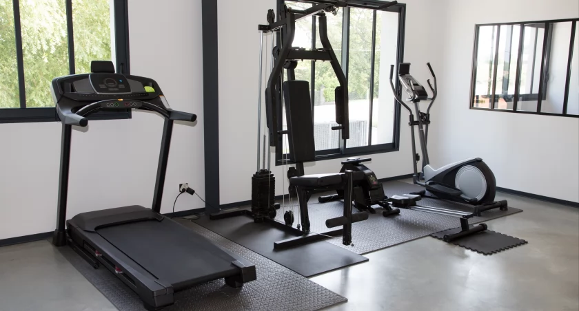 Jaki sprzęt fitness wybrać do treningów w domu?
