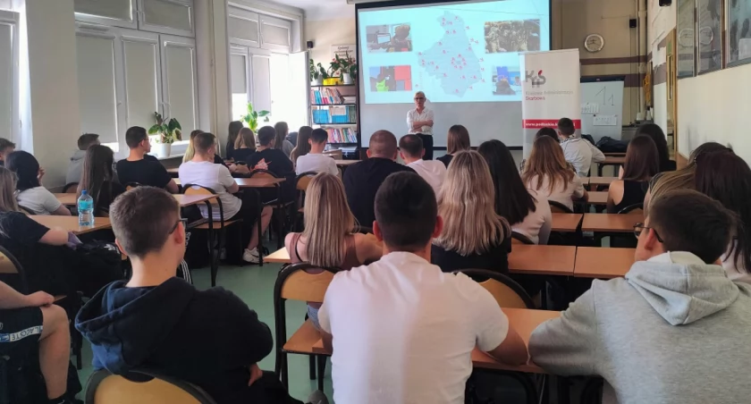 Edukatorzy „Akademii podatkowej podlaskiej KAS” w pierwszej łomżyńskiej szkole