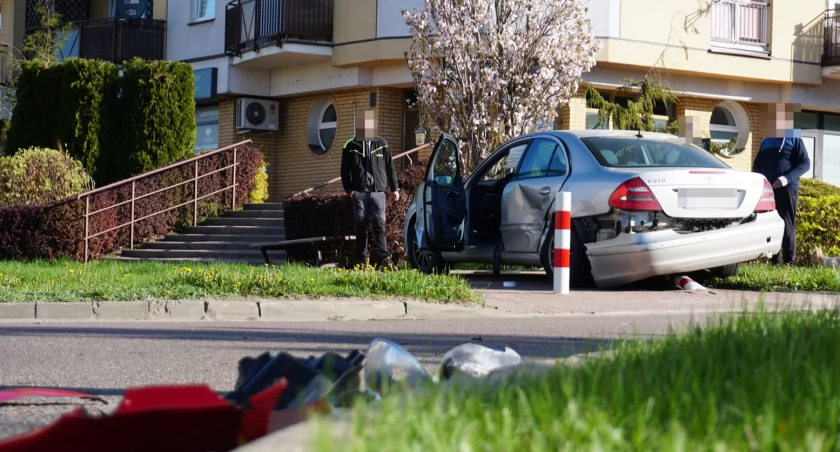 Wypadkowy poranek w Łomży. 2 osoby w szpitalu