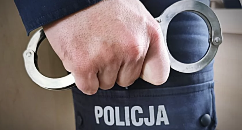Policjanci zatrzymali trzech poszukiwanych mężczyzn. Każdy z nich wykupił swoją wolność