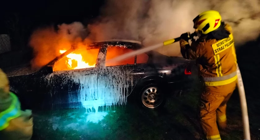 Płonące BMW w Nowogrodzie. Nocny pożar na ulicy Targowej