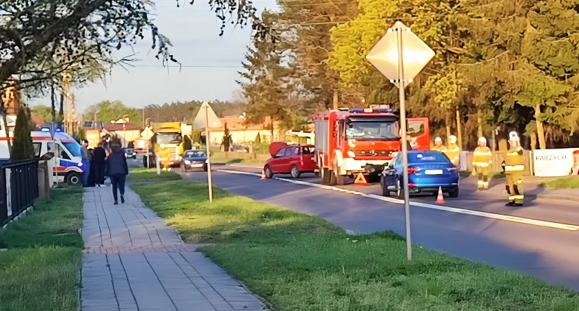 Wypadek w centrum Zbójnej. Jedna osoba w szpitalu po zderzeniu dwóch pojazdów [FOTO]