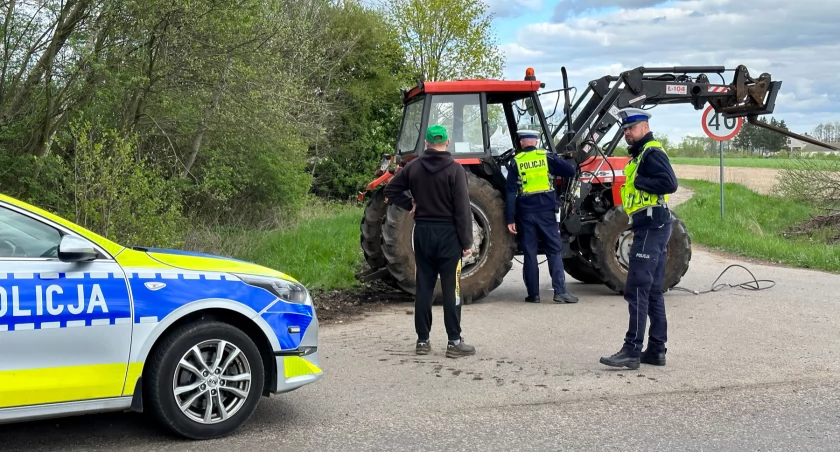 Alkohol i rolnictwo nie idą w parze: Pijany traktorzysta w rowie a sprzęt skonfiskowany [FOTO]