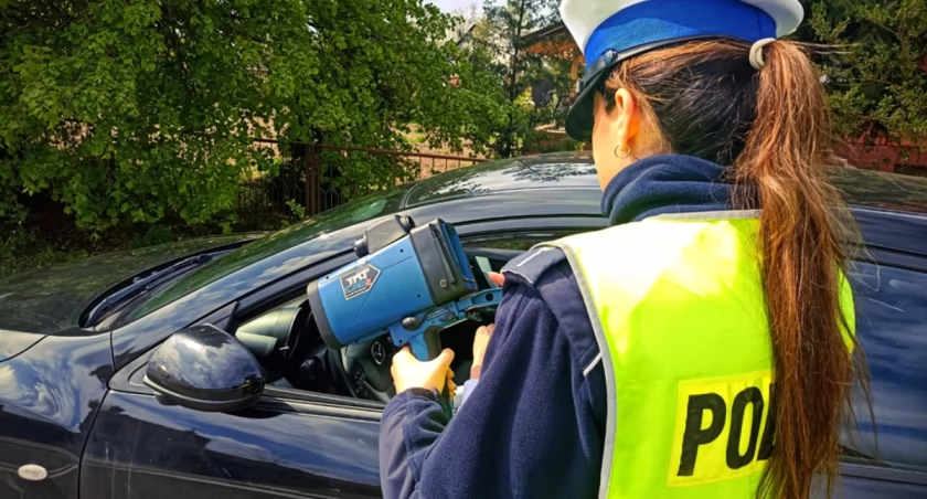 Łomżyńscy policjanci kontrowali prędkość aut. Właścicielka lexusa z gminy Piątnica straciła prawo jazdy