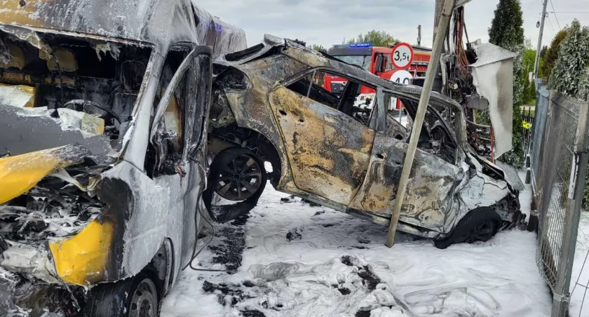 Poważny wypadek pod Ostrołęką. Po zderzeniu auta zapaliły się