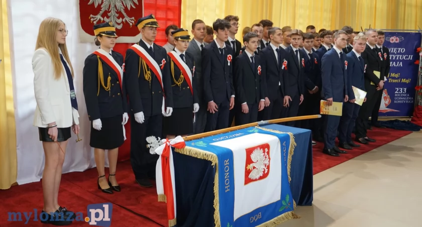 Przekazanie sztandaru w Zespole Szkół Weterynaryjnych i Ogólnokształcących nr 7 w Łomży