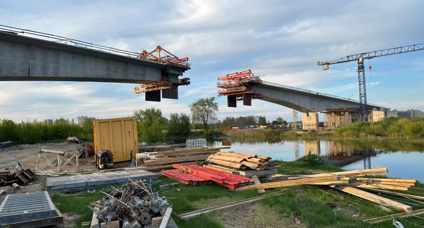 Tak powstaje obwodnica Łomży z estakadą przez dolinę Narwi. Zobacz postęp prac! [VIDEO i FOTO]