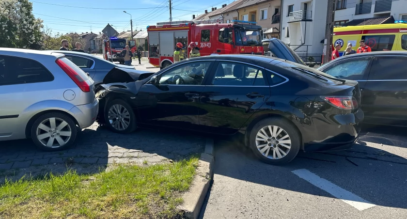 Wypadek na ulicy Wesołej i Łukasińskiego w Łomży. Po zderzeniu trzech pojazdów jeden z kierowców doznał urazu głowy