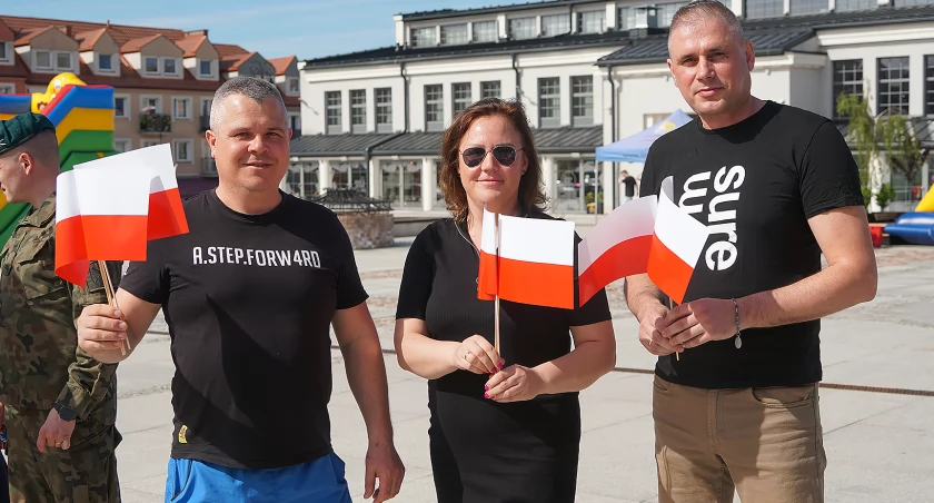 Biało-czerwone barwy na Starym Rynku. Patriotyzm w sercu Łomży[VIDEO i FOTO]