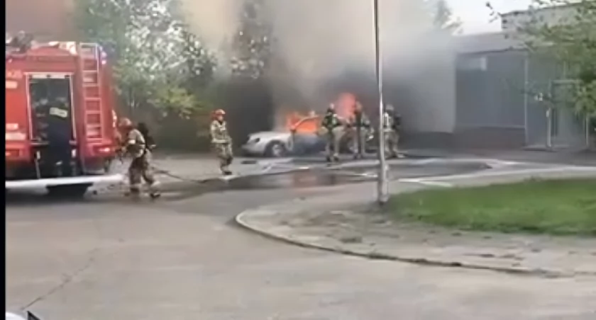 Na tyłach szpitala Wojewódzkiego w Łomży spłonął samochód. Czy to podpalenie? [VIDEO]