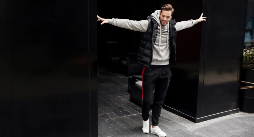 Kolorowe dodatki do szarej męskiej bluzy z kapturem. Sprawdź, jak w prosty sposób ożywisz swój sportowy look