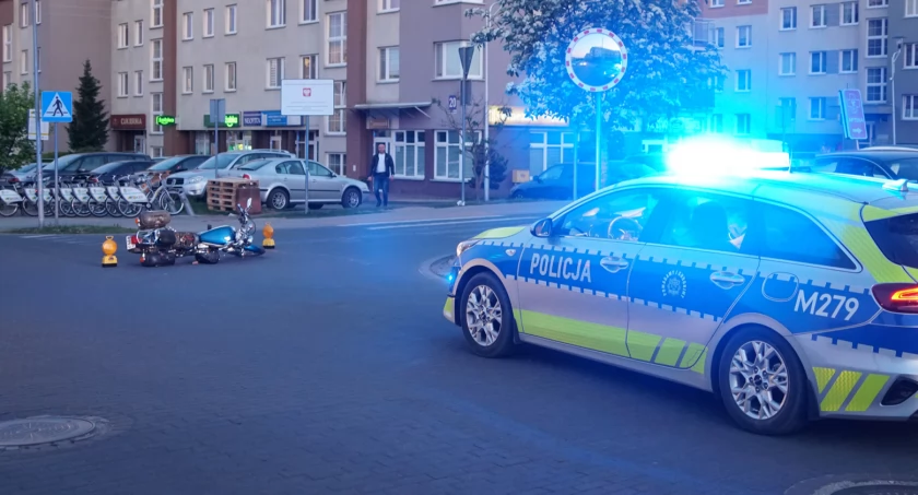 Zderzenie motocykla z audi na skrzyżowaniu: Jedna osoba w szpitalu [FOTO]