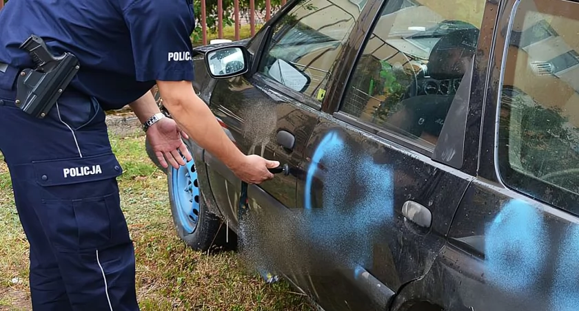 Trzy samochody na ul. Broniewskiego ,,przyozdobione’’ sprayami. Właściciele aut zgłosili sprawę na policję