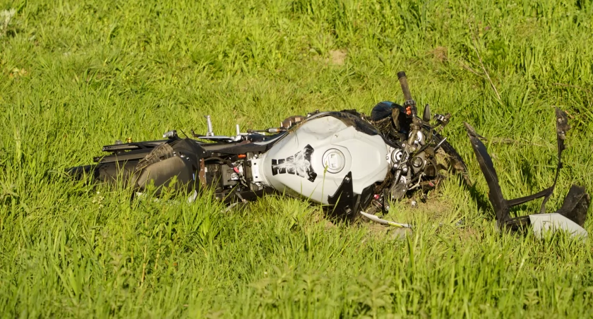 Wypadek z udziałem motocyklisty na trasie Łomża - Wizna. Kierowca trafił do szpitala [FOTO]