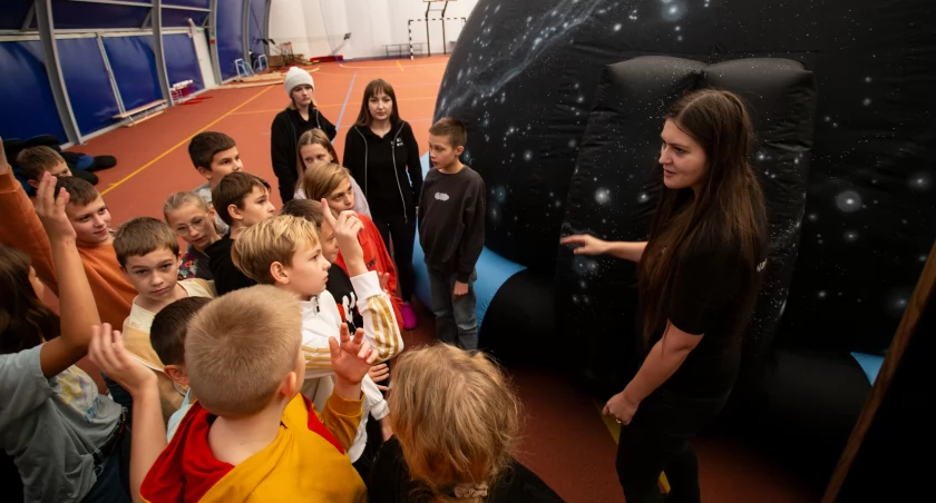 Mobilne planetarium Kopernika w łomżyńskiej Strefie SOWA
