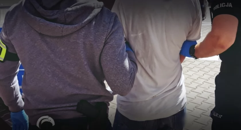  Kontrola drogowa ujawnia poszukiwanego z narkotykami