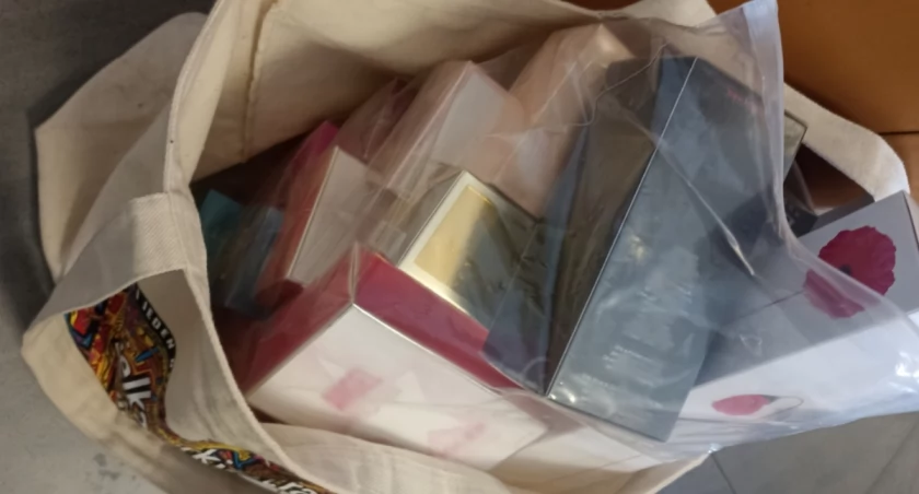 39-latka przyjeżdżała do Łomży i w jednej z drogerii kradła perfumy. Kobieta chciała być zatrzymana
