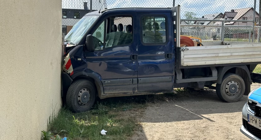 Stare Kupiski: Roboczy bus wjechał w ścianę sklepu [FOTO]
