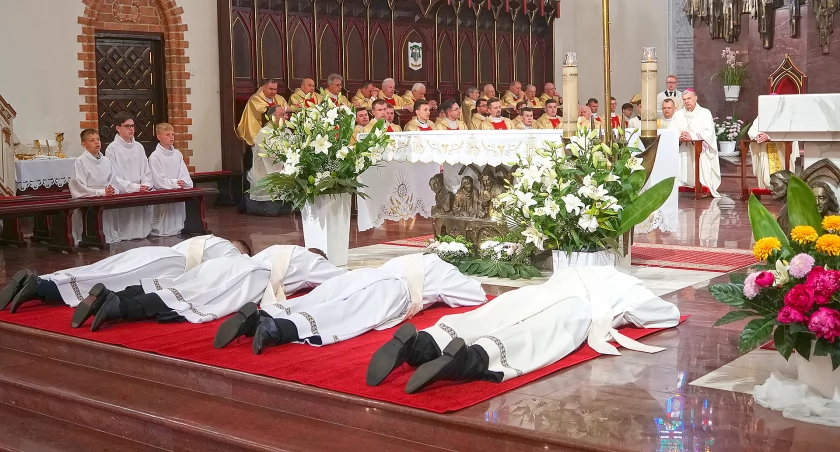 Święcenia w łomżyńskiej katedrze: Czterech nowych kapłanów rozpoczyna posługę [FOTO]
