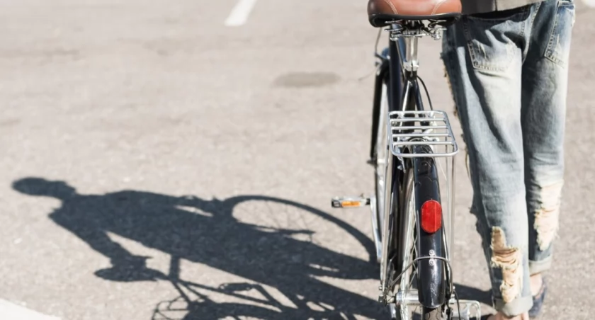 Pijany rowerzysta wjechał w mercedesa