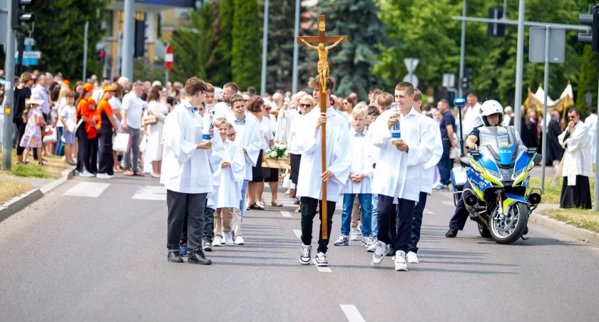 Procesja w parafii Krzyża Świętego w Łomży [FOTO]