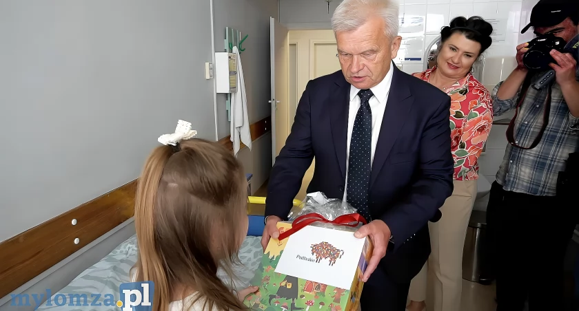 Jacek Piorunek rozdaje prezenty dzieciom w szpitalu w Łomży i zapowiada remont oddziału dziecięcego [VIDEO]