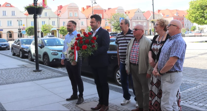 Złożono kwiaty pod tablicą upamiętniającą pierwsze częściowo wolne wybory od czasów II wojny światowej