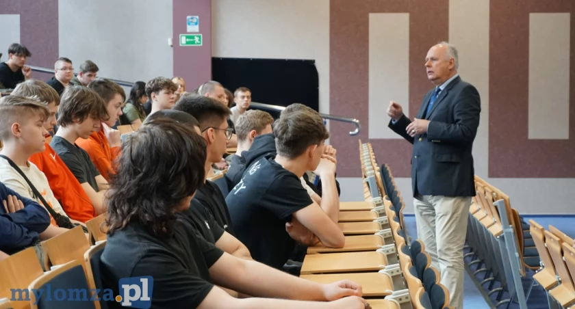 Wiceminister Paweł Zalewski rozmawiał z uczniami Zespołu Szkół Akademickich w Łomży [VIDEO i FOTO]