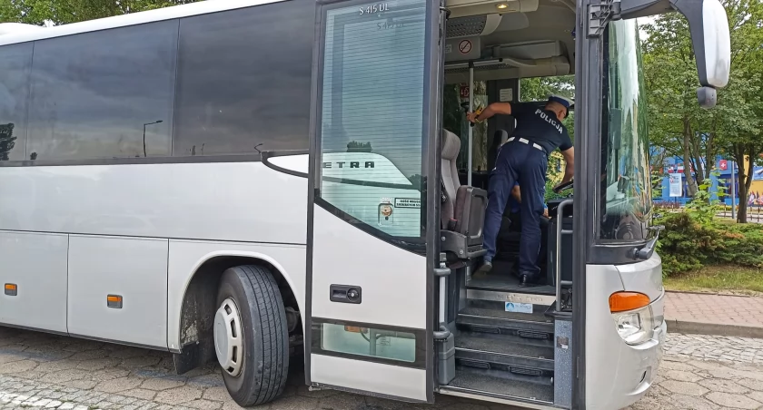 Bezpieczne wycieczki szkolne: Policja w Łomży czuwa nad autokarami