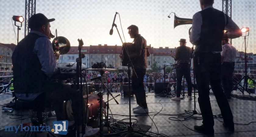 Łomża tętni kulturą: Walizkowa potańcówka w bałkańskich rytmach [VIDEO i FOTO]