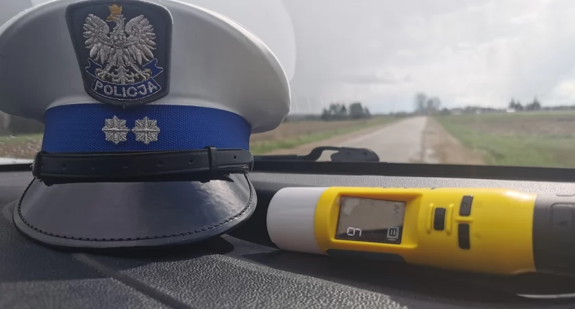 Policja zatrzymała nietrzeźwego kierowcę. Jego bardziej pijany kolega chciał wziąć winę na siebie