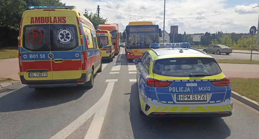 Pieszy wtargnął na przejście przed autobusem. Zablokowana Szosa Zambrowska! [FOTO]