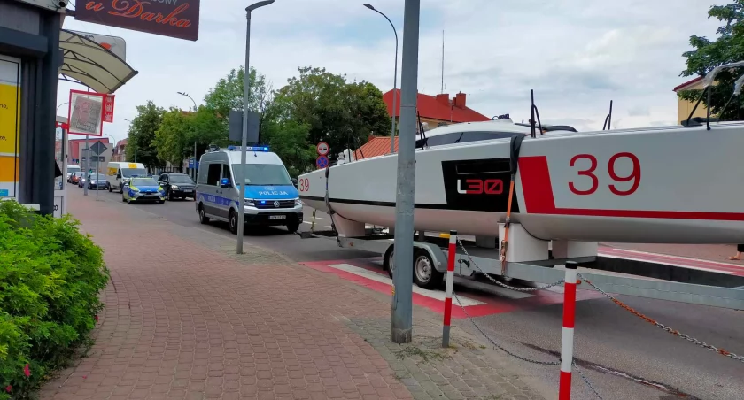 Kolizja z jachtem na Al. Legionów [FOTO]