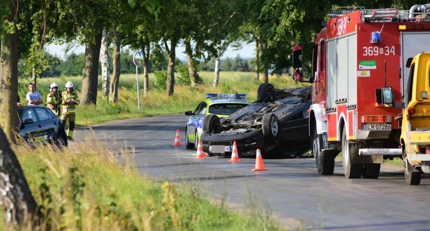 Dachowanie volkswagena w Dobrym Lesie: Ciężarna kobieta i troje dzieci w szpitalu