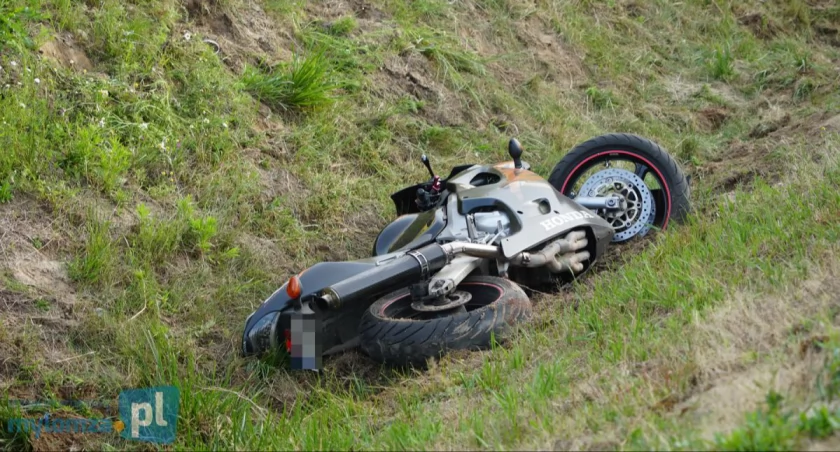 Dramatyczny manewr motocyklisty z gminy Śniadowo. Policja odebrała mu prawo jazdy 