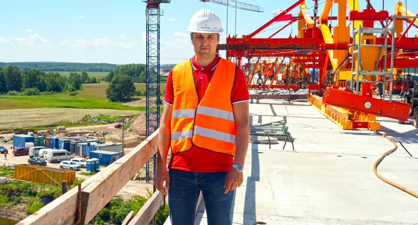 Most na Narwi: Oba brzegi rzeki zostały już połączone [VIDEO i FOTO]
