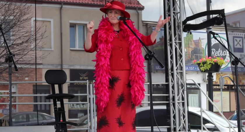 Zna wszystkie kabaretowe dialogi Hanki Bielickiej. Przebyła 400 km, aby poznać jej miasto [FOTO]