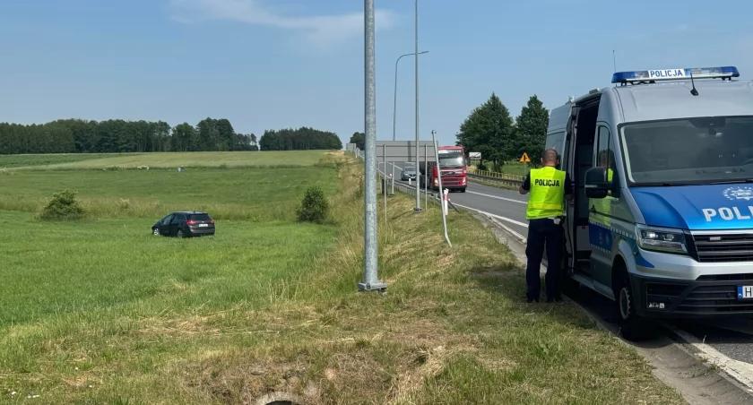 53-letni mężczyzna zasnął za kierownicą i wjechał w pole