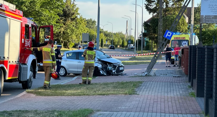 Pijany kierowca skosił słup na ul. Spokojnej