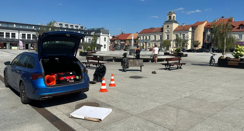 Stary Rynek w Łomży bez fontanny: Awaria usunięta, ale nie wszystkie dysze działają