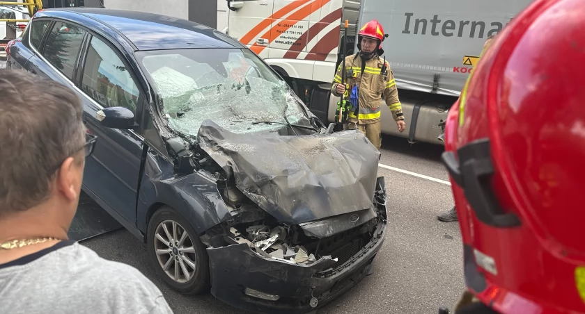 Łomża: Osobówka wbija się w ciężarówkę przed komendą policji [VIDEO i FOTO]