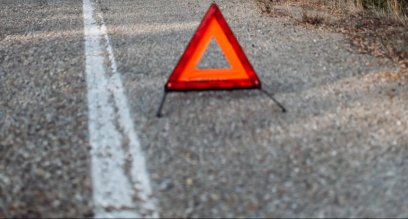 Niebezpieczne zdarzenie drogowe w Miastkowie. Kierowca Audi trafił do szpitala