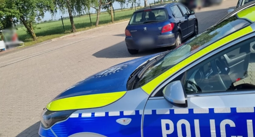 Nietrzeźwy kierowca próbował ukryć się przed policjantami za stacją benzynową