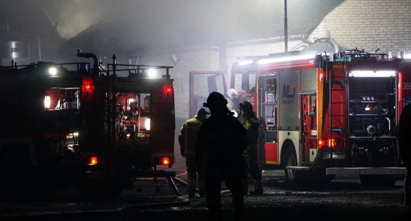 Pożar obory w Baczach Suchych – strażacy walczą z ogniem [FOTO]
